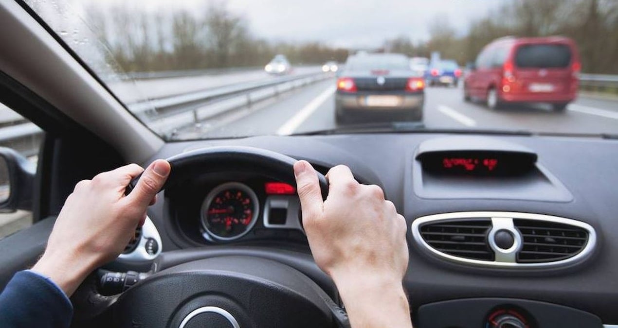 ehliyetsiz arac kullanmaktan yargilaniyordu mahkemeye aracini surerek geldi vctK9adK