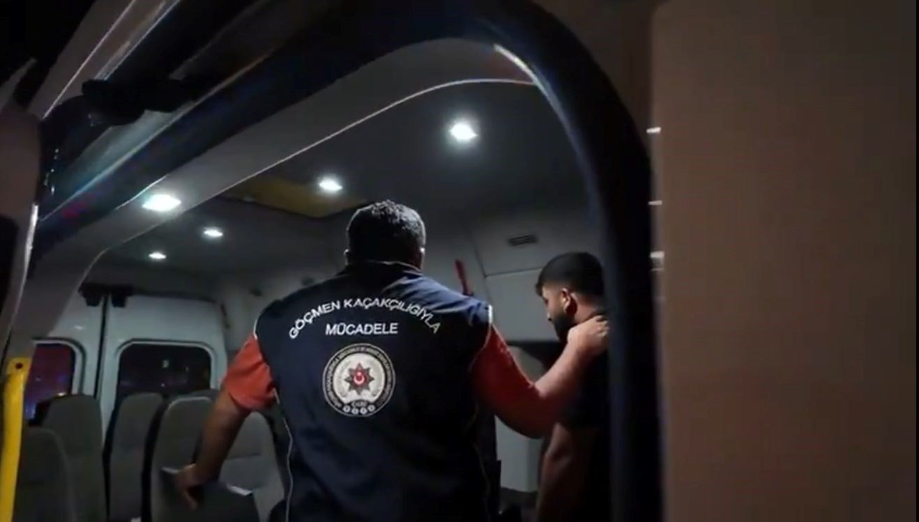 izmirde 32 duzensiz gocmen yakalandi 834Ap8SM