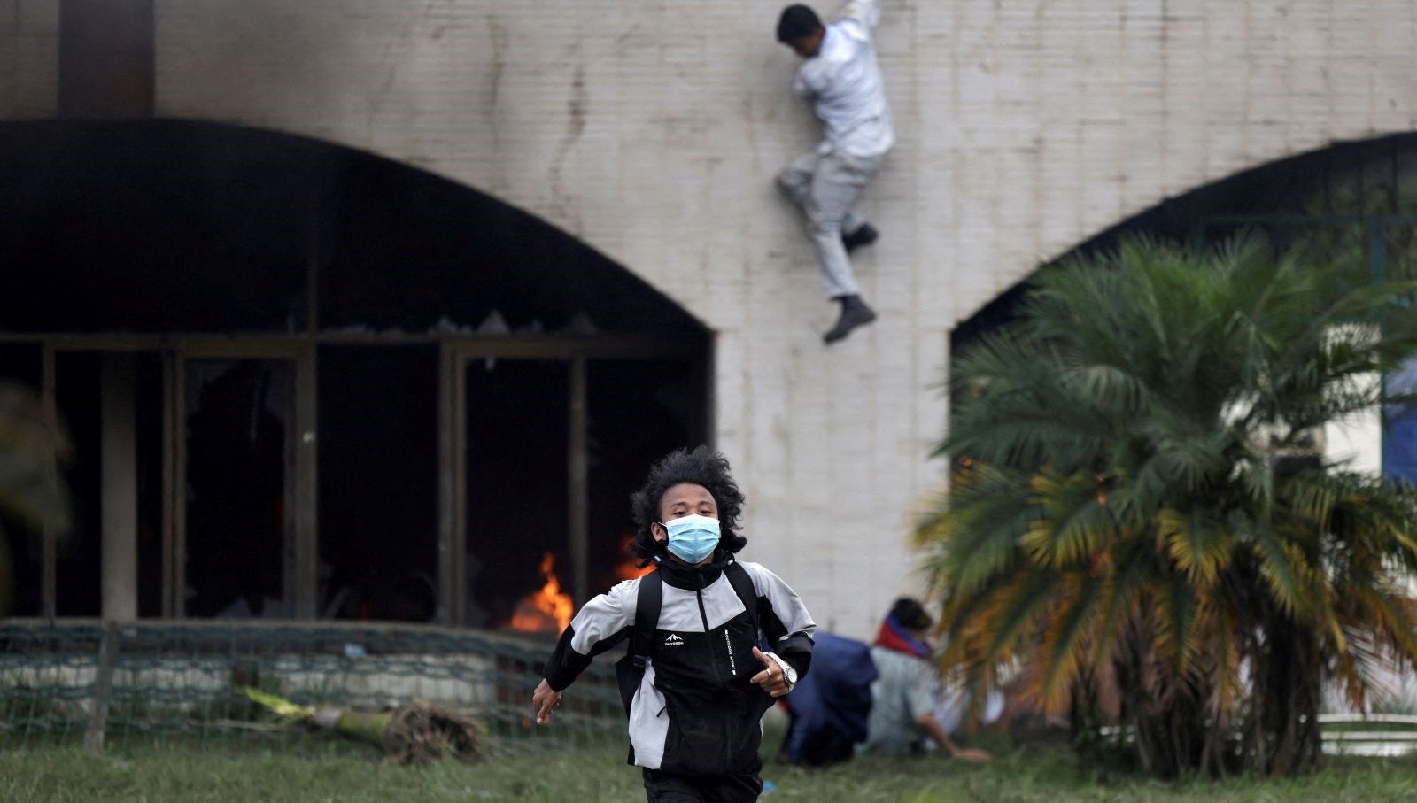 nepalde polis protestoculara ates acti 14 kisi oldu 4dkuiFIJ
