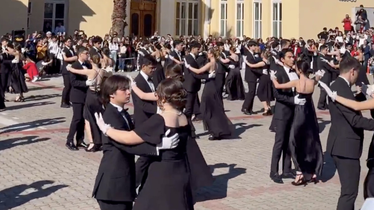 izmirde liseliler 29 ekimi vals gosterisiyle kutladi gJaw9BE7.jpg