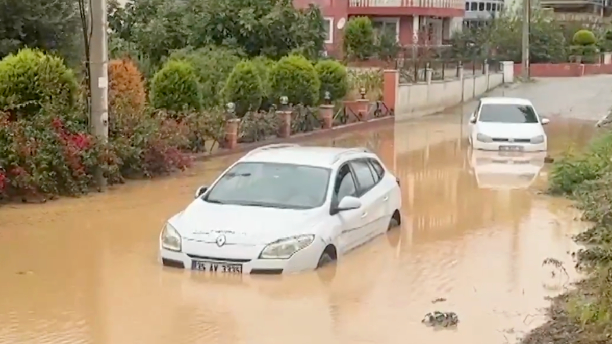 izmirde sel felaketinde cadde ve sokaklar sular altinda kaldi utVnWSHK.jpg