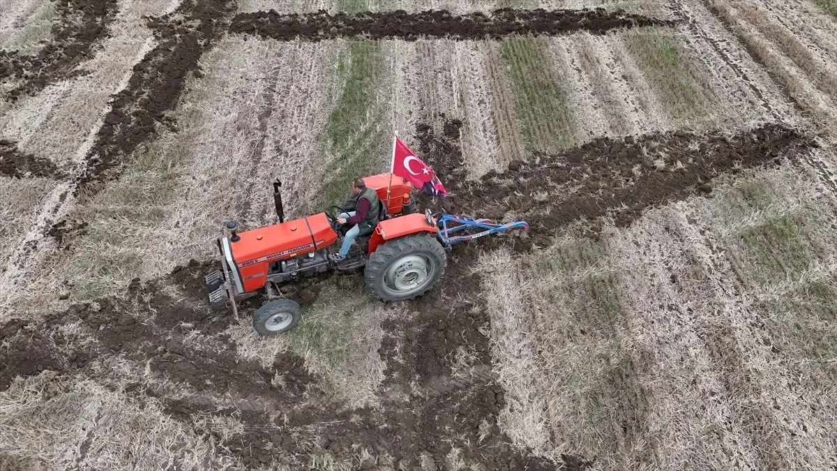 kirklarelili ciftci tarlasina pullukla cumhuriyet 102 yasinda yazdi YOlPQBRw.jpg