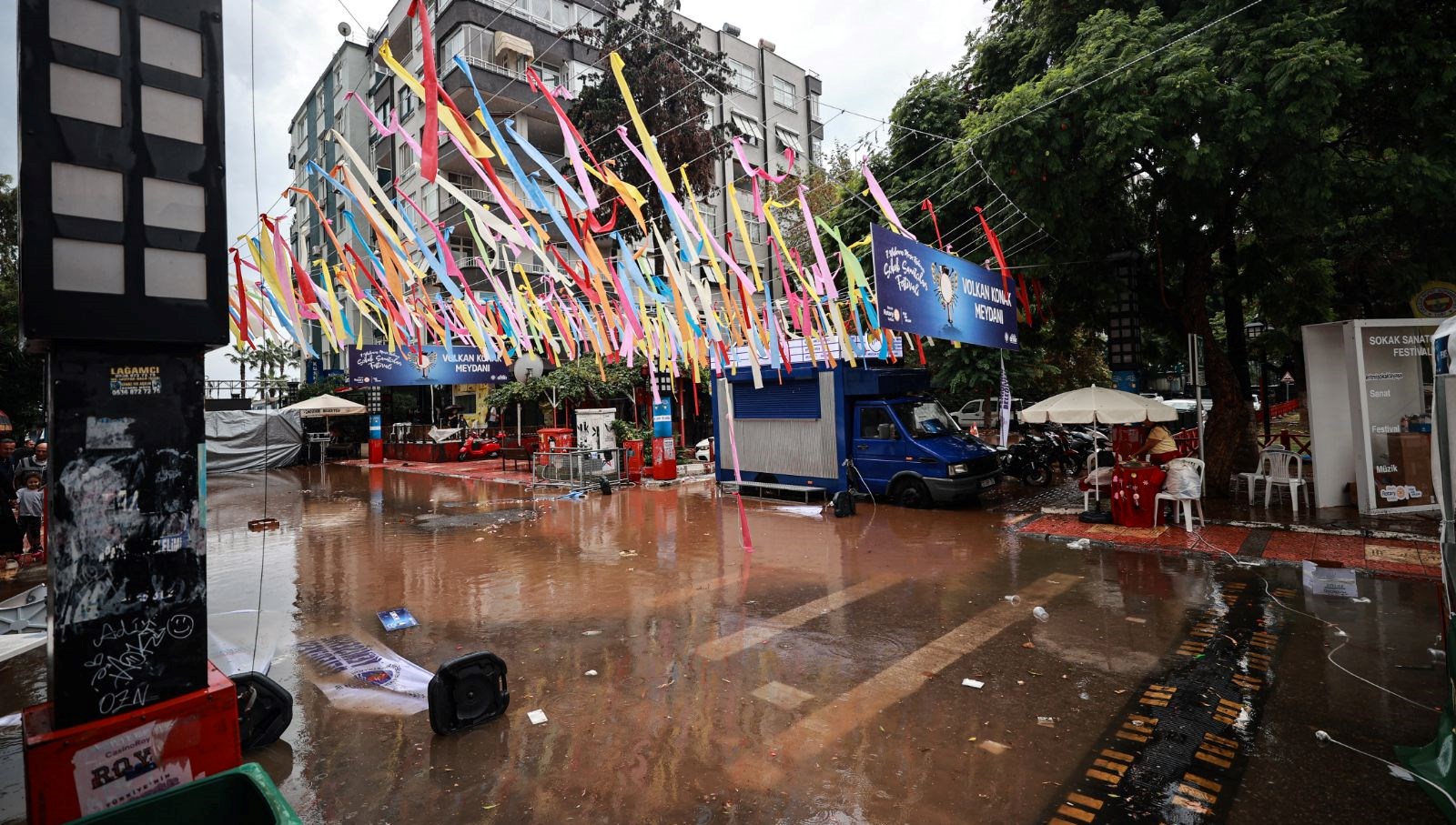 mersinde saganak agaclar devrildi yollar gole dondu qkjANCUm.jpg