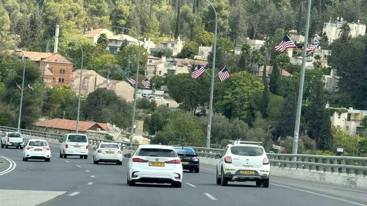 tel avivden kuduse ziyaretcileri abd bayraklari karsiliyor GZDDUe3u.jpg