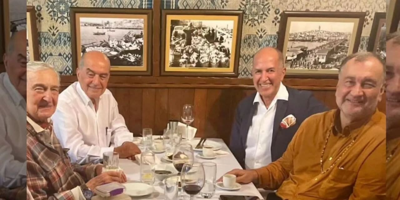 surpriz bulusma rahmi koc ve murat ulker ayni masada DA9MECLH.jpg