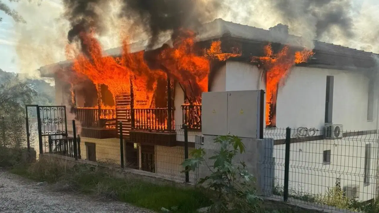 uyusturucuyla yakalanmamak icin evini atese verdi iddiasi jla96H8r.jpg