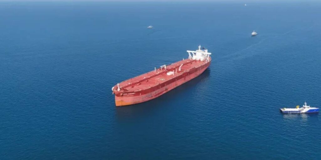 hurmuzde-abluka-delindi-yaptirim-listesindeki-tanker-sessizce-gecti-PffrsxvY