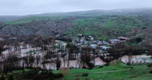 saganak-nedeniyle-kizilirmak-tasti-ev-ve-ahirlari-su-basti-Bb9TcBAz