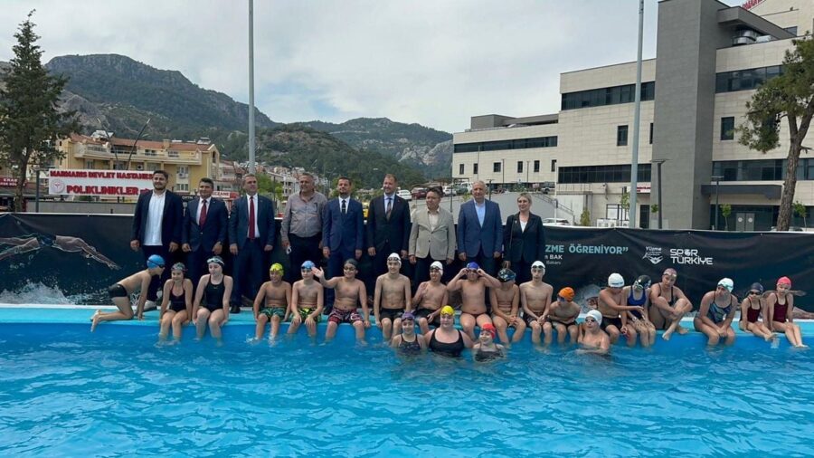 Marmaris’te Sporculara Özel Geçici Yüzme Havuzu Açıldı