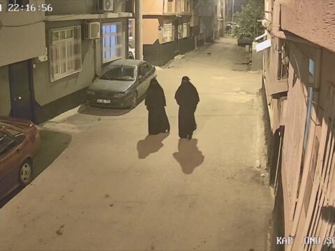Adanada carsafli hirsizlik kameralara yakalandilar 1 gun onceden plan yaptiklari ortaya cikti p3pA1VG3