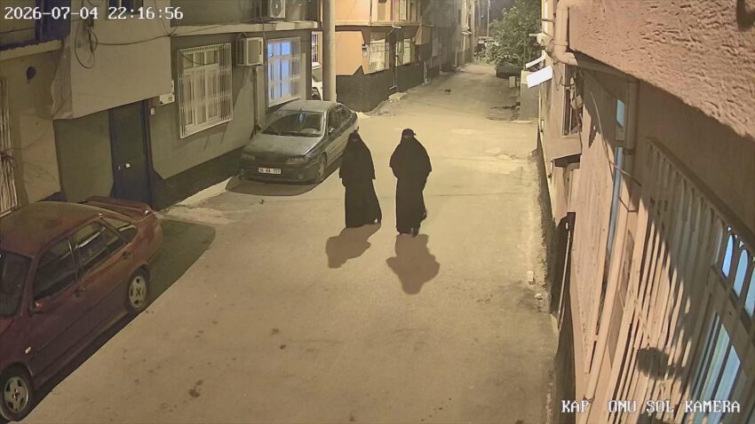 Adanada carsafli hirsizlik kameralara yakalandilar 1 gun onceden plan yaptiklari ortaya cikti p3pA1VG3